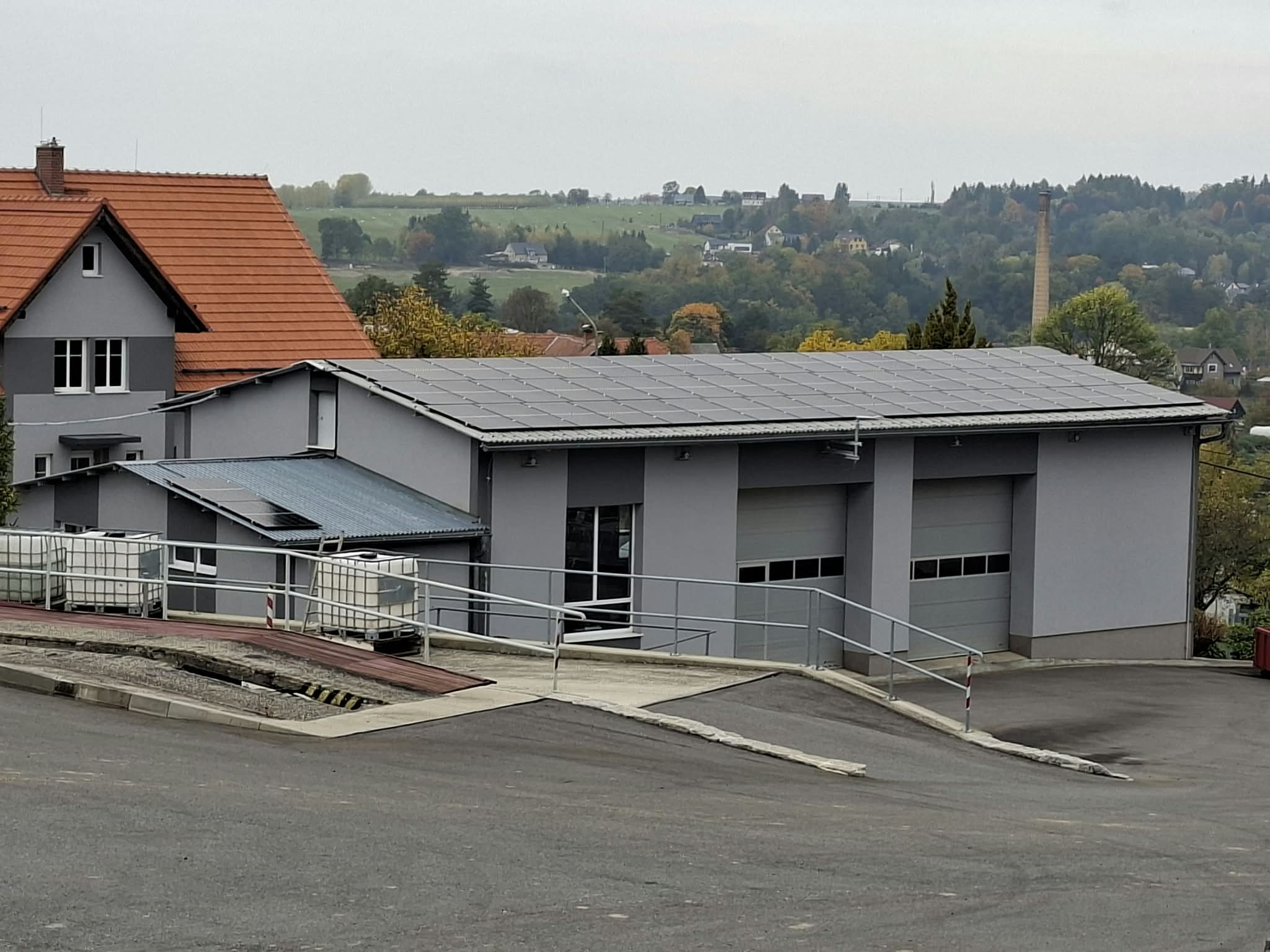 Fotovoltaická elektrárna na střeše dílny v Dlouhé 3037